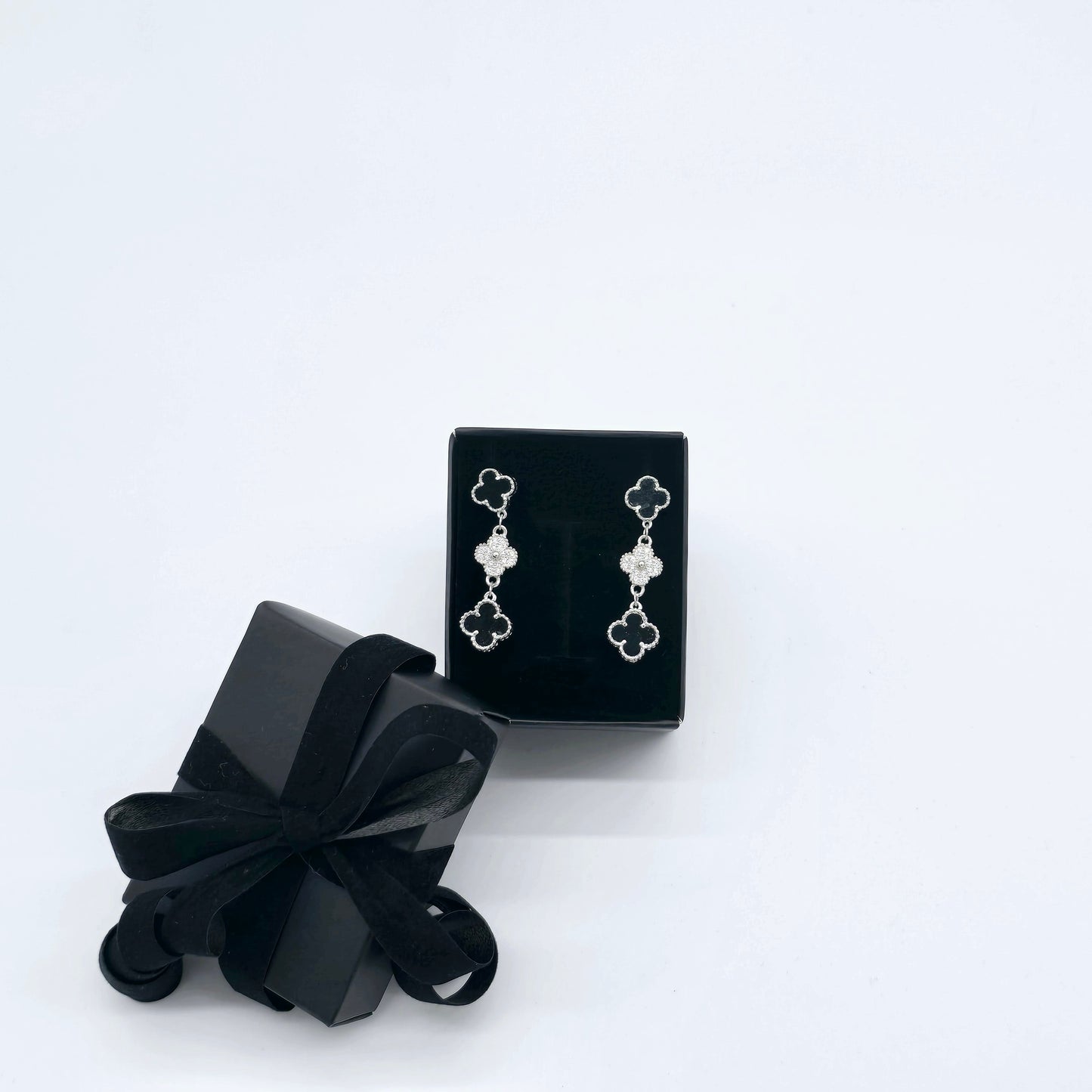 Ohrstecker hängend triple Kleeblatt schwarz Silber 925